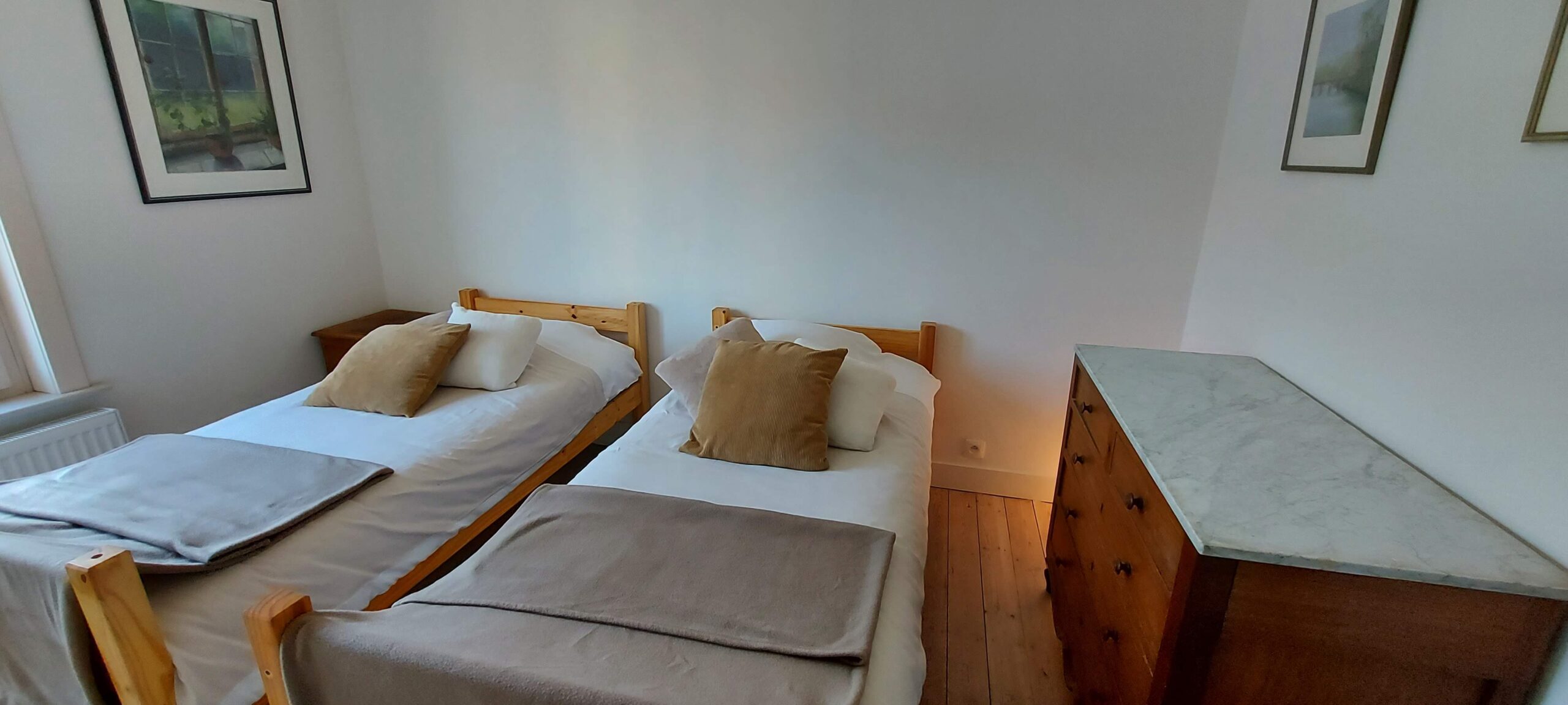 Slaapkamer met houten vloer
