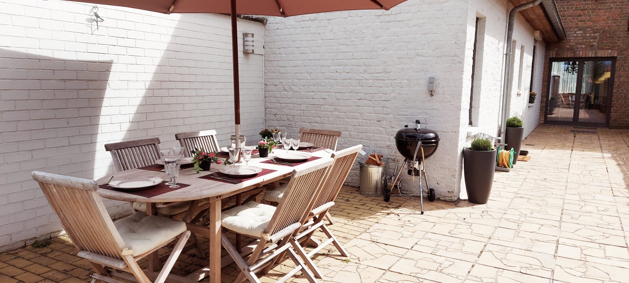 Terras met houten tuinset