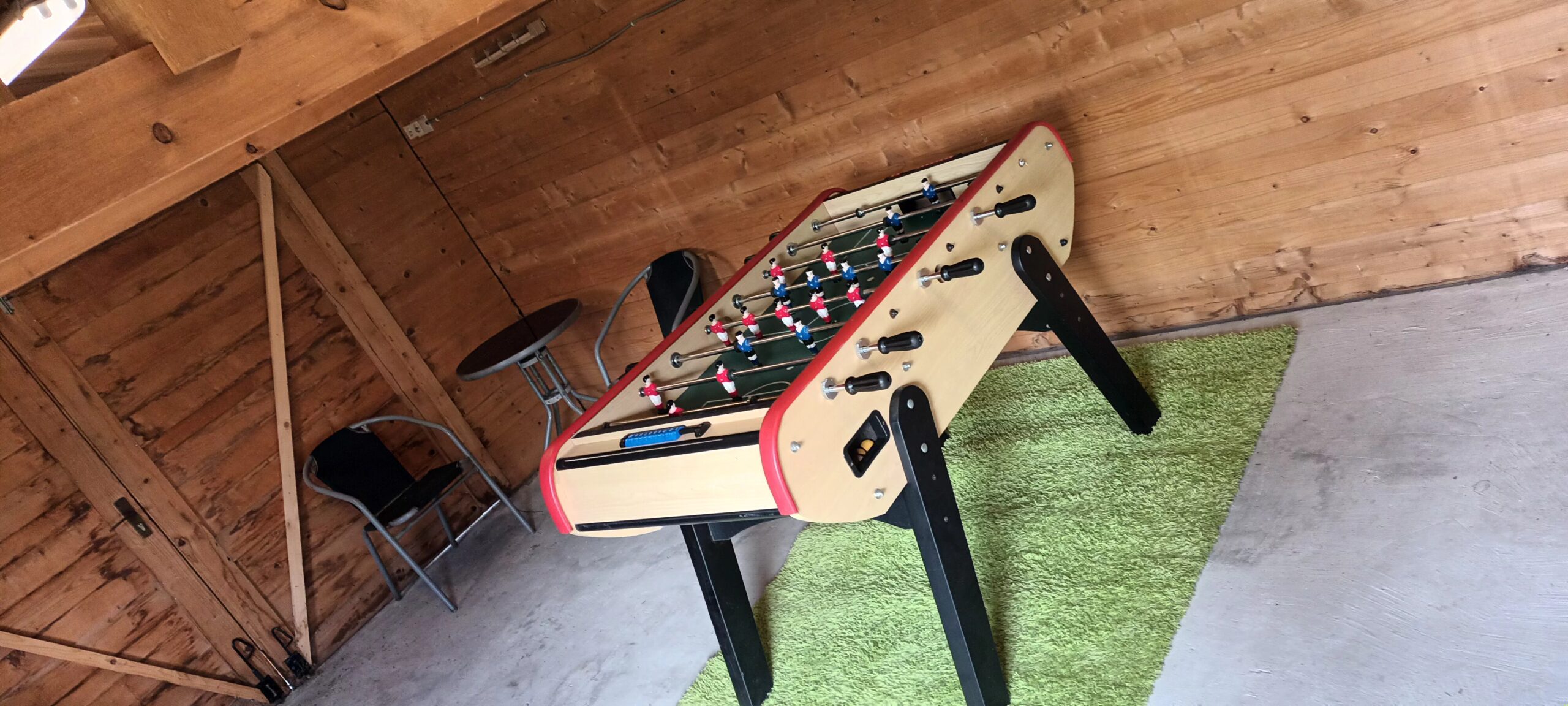 Voetbaltafel in tuinruimte