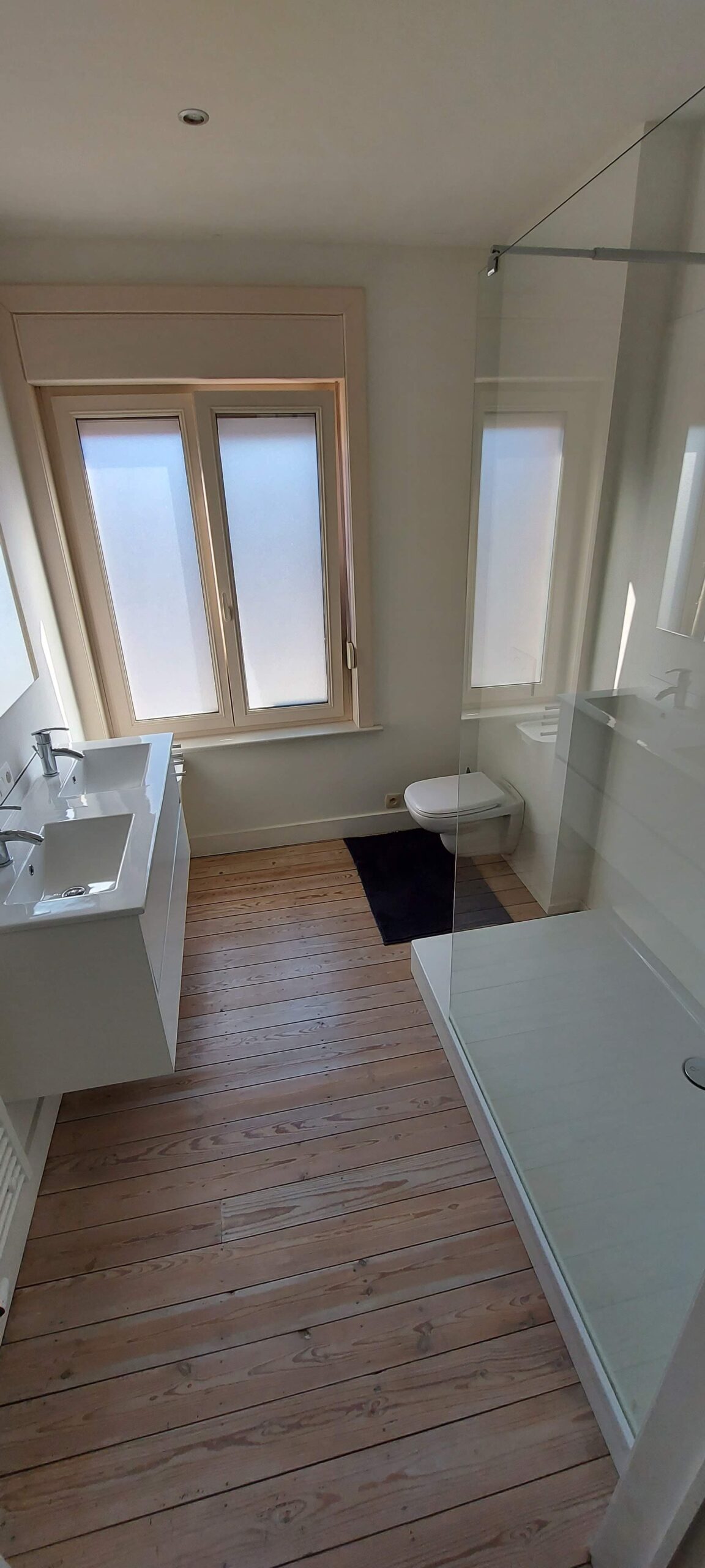 Badkamer met wastafels